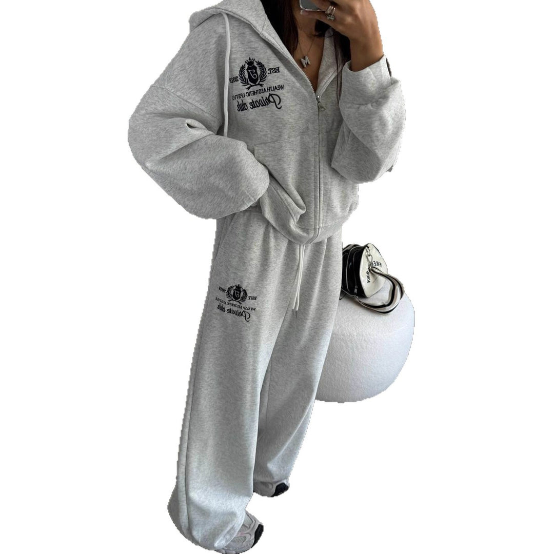 Kvinnenes avslappede sportdrakt i moderne oversized stil med høy krage og praktisk glidelås Skjora