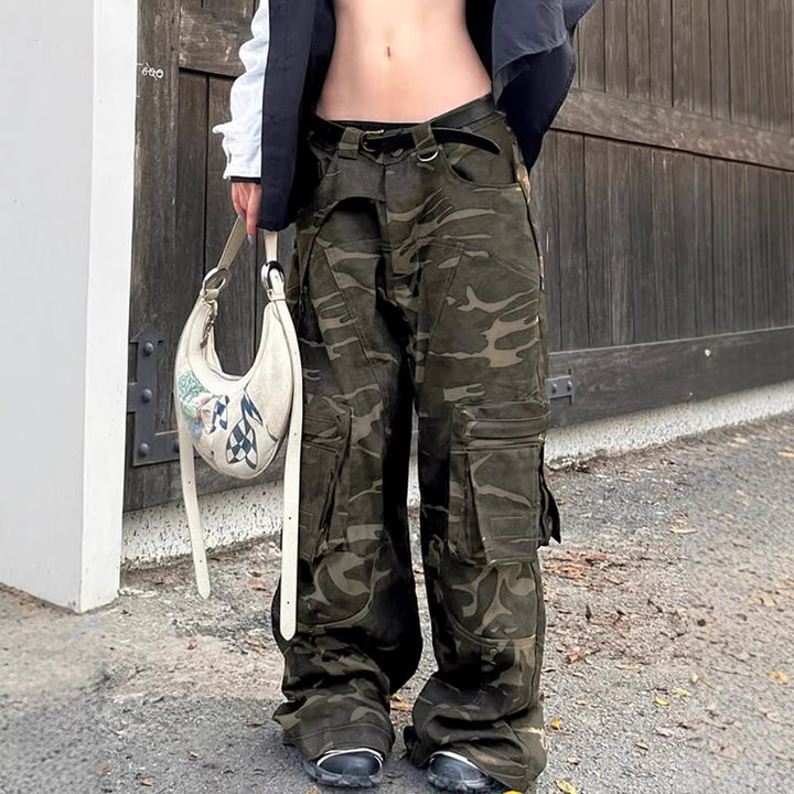 Dame Cargo-bukse i avslappet camo-stil med romslige lommer Skjora