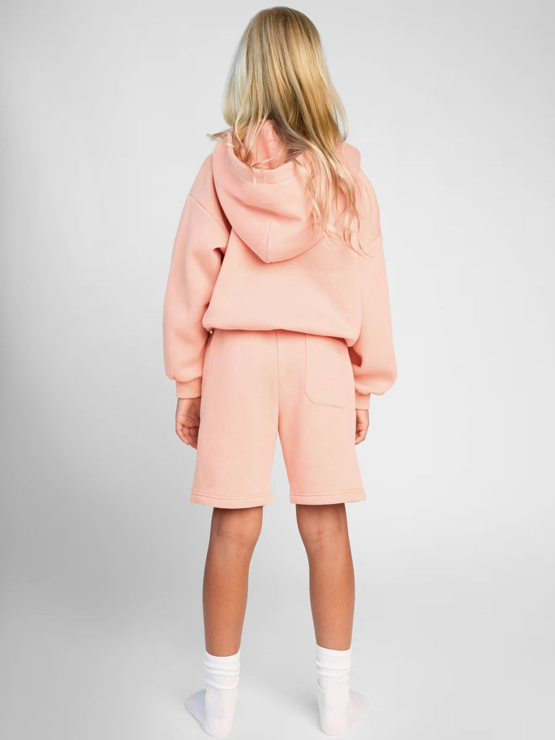 Kvinnelig sporty kortermet sett med hette og komfortable shorts Skjora