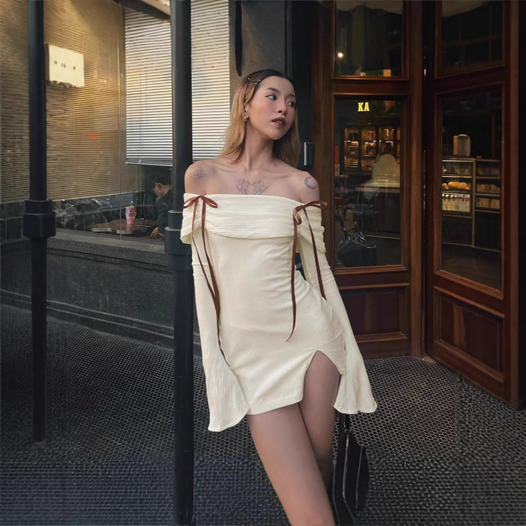 Dame minikjole med off-shoulder design og dekorative bånd Skjora