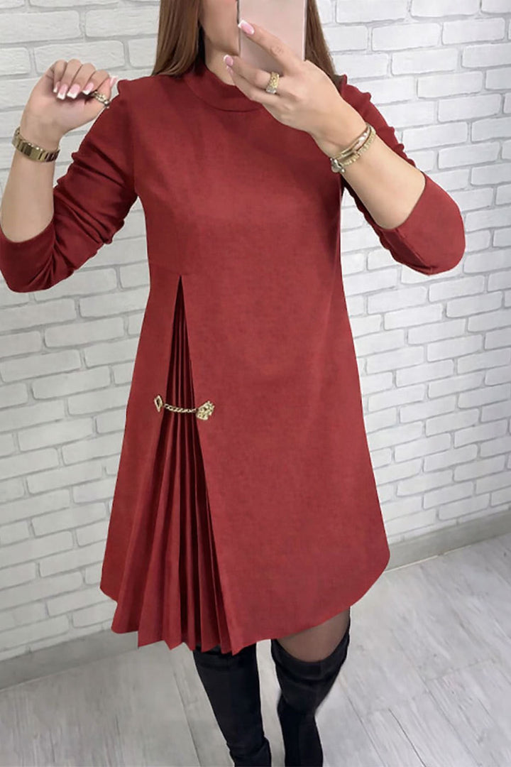 Kvinne elegant kjole med drapering og midjebelte Skjora