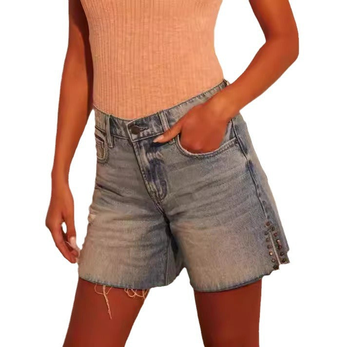 Dame moteriktig ødelagt denim-shorts med nagledekorasjon Skjora