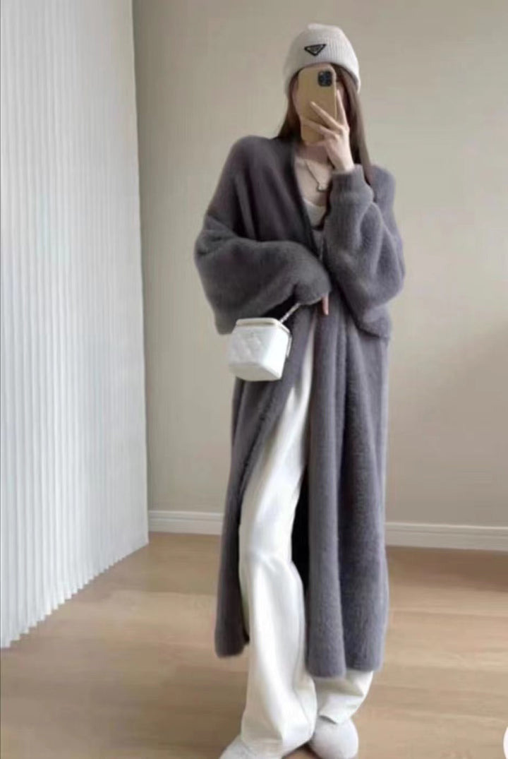 Kvinnes Fluffy Maxi Cardigan med Dyp V-Hals og Oversized Silhuett Skjora