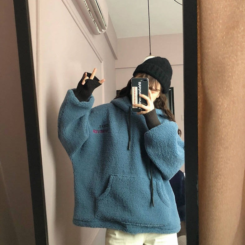 Damer's koselige oversized hettegenser med front kengurulomme og elastiske mansjetter Skjora