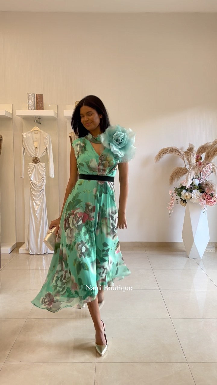 Kvinnelig Flytende Maxi Kjole med Blomsterdesign og Av-skulder Volang Skjora
