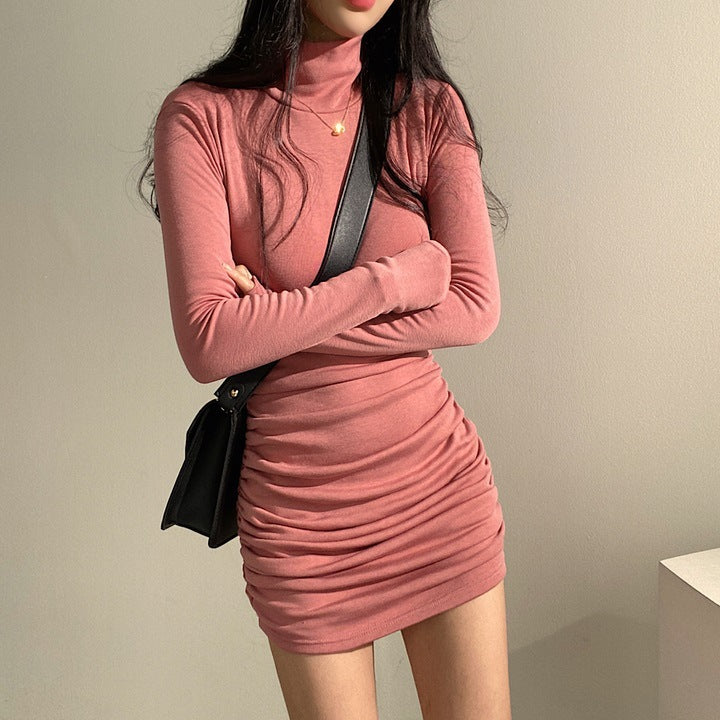 Kvinnelig langermet turtleneck topp med elegant samlingseffekt og mykt materiale