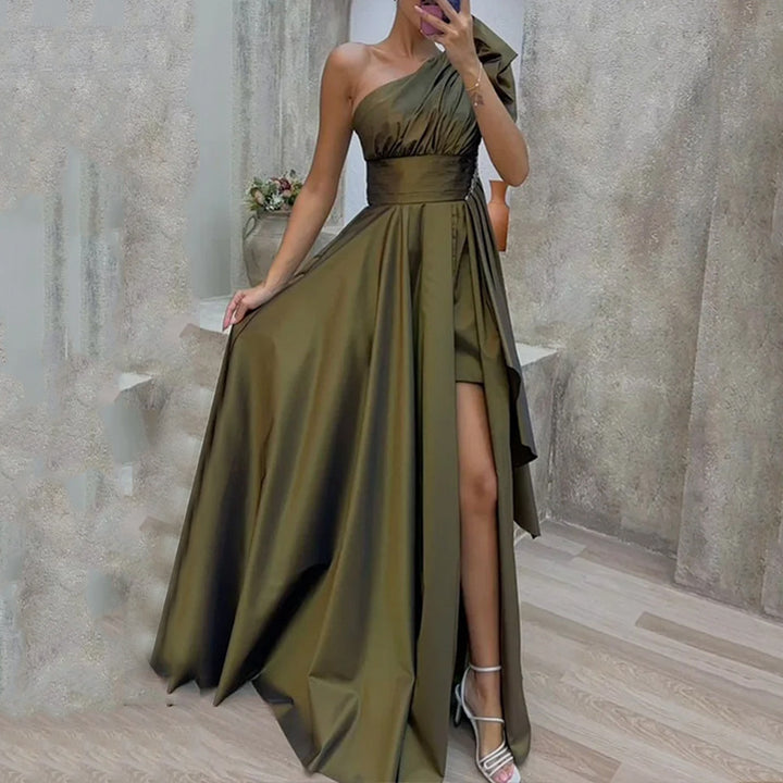 Kvinne Asymmetrisk Kveldsdrakt med Dyp Splitt og Elegant Drapering