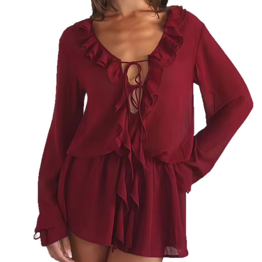 Kvinne chiffonbluse med elegant volangdekorasjon og dyp V-hals