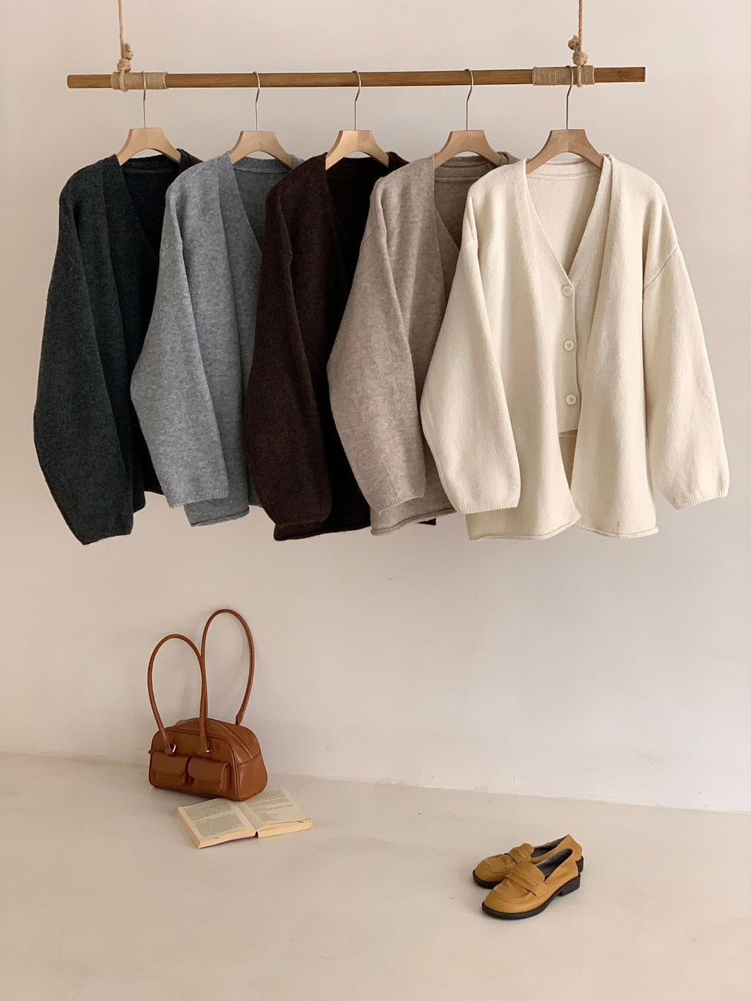 Damer Fashionable Cardigan med Elegant V-hals og Knapplukking Skjora