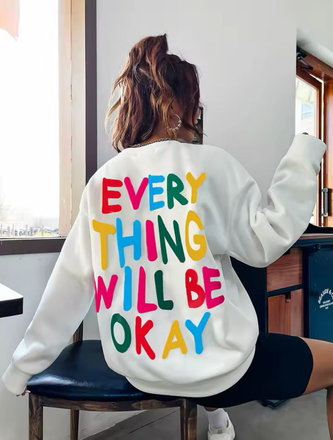 Dame sweatshirt med fargerik skrift Skjora