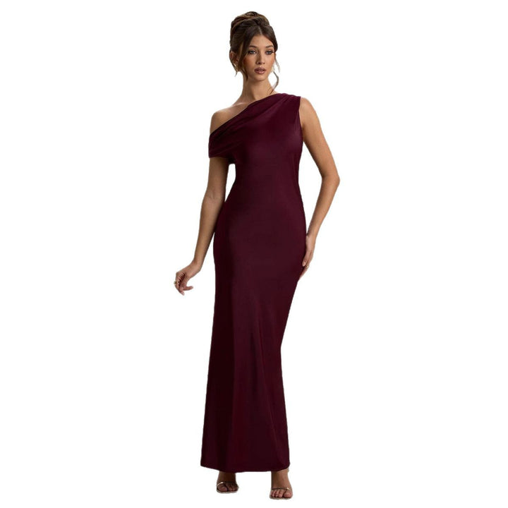 Kvinne elegant, off-the-shoulder maxi kjole med flytende snitt og volanger Skjora