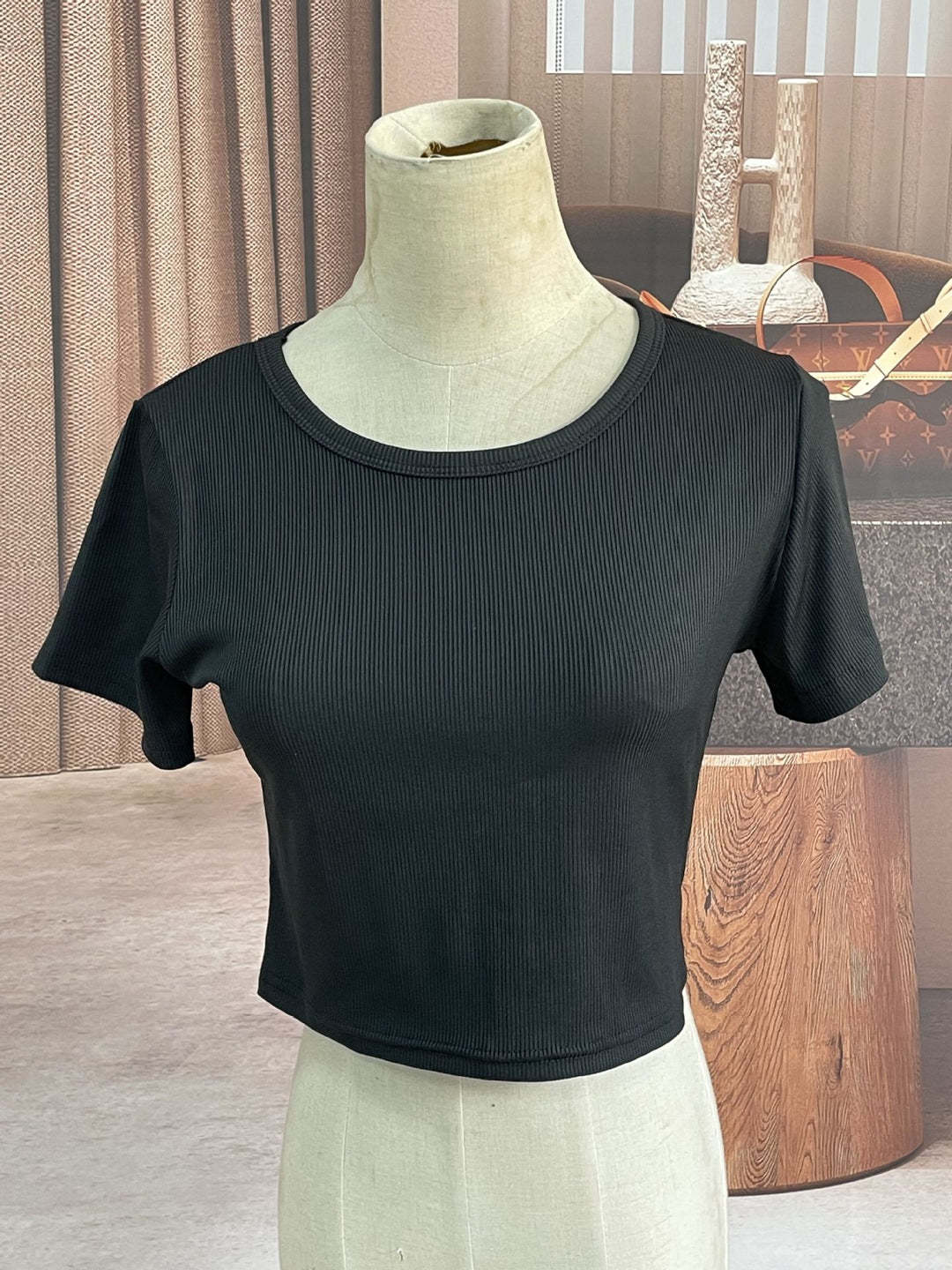 Dame avslappet cropped T-skjorte laget av fin ribbestrikk Skjora