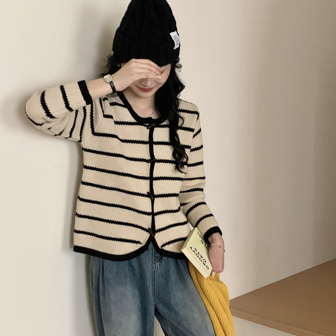 Dame cardigan med maritimt stripemønster og store knapper Skjora