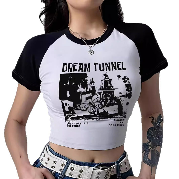 Dame Cropped T-skjorte med iøynefallende trykkdesign Skjora