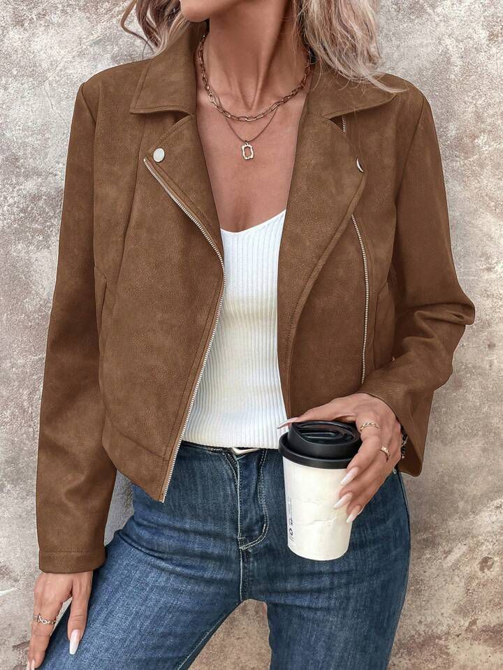 Kvinnens avslappede faux skinn bikerjakke med moderne snitt og elegante detaljer Skjora