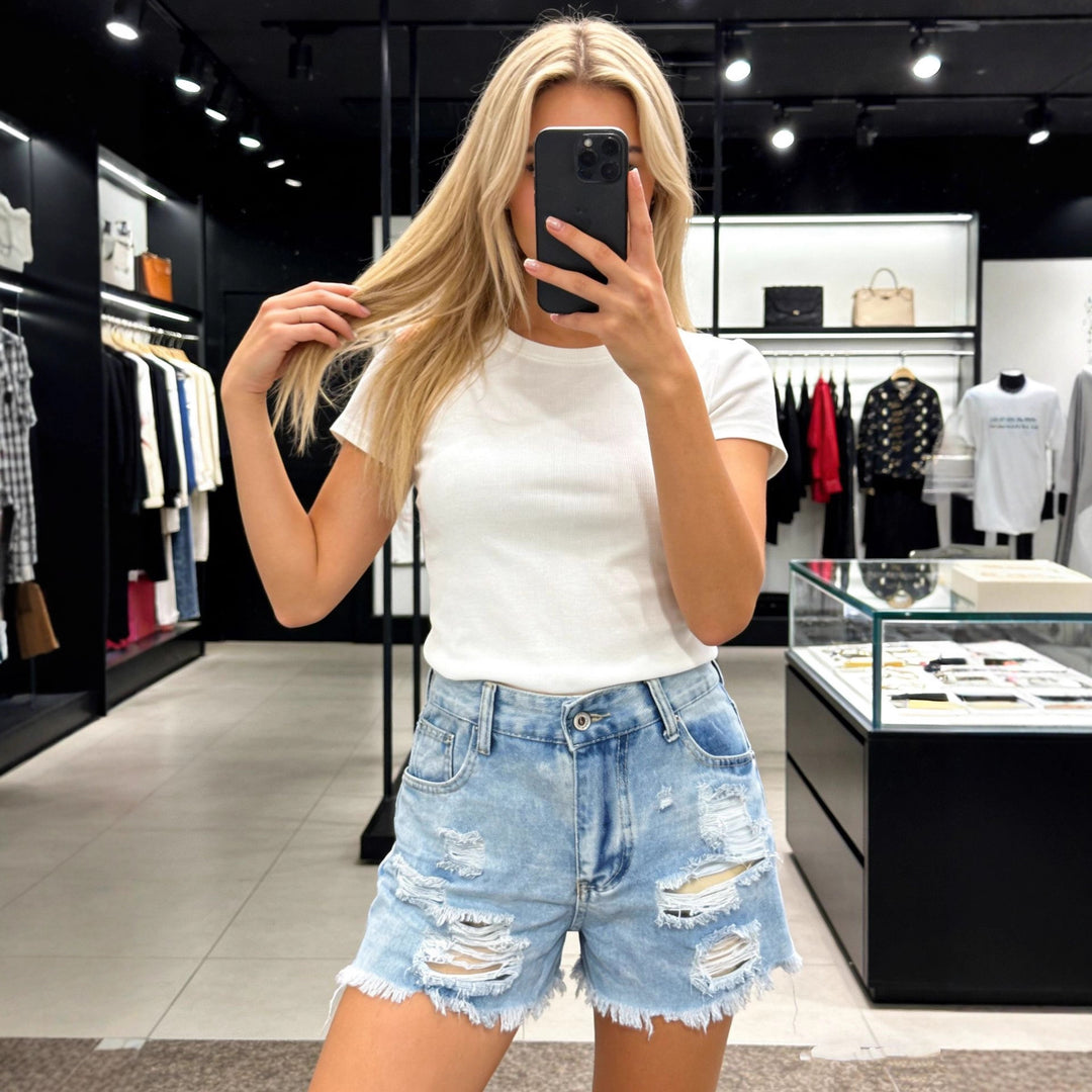Dame Destroyed Denim-Shorts med høye lommer og frynset kant Skjora