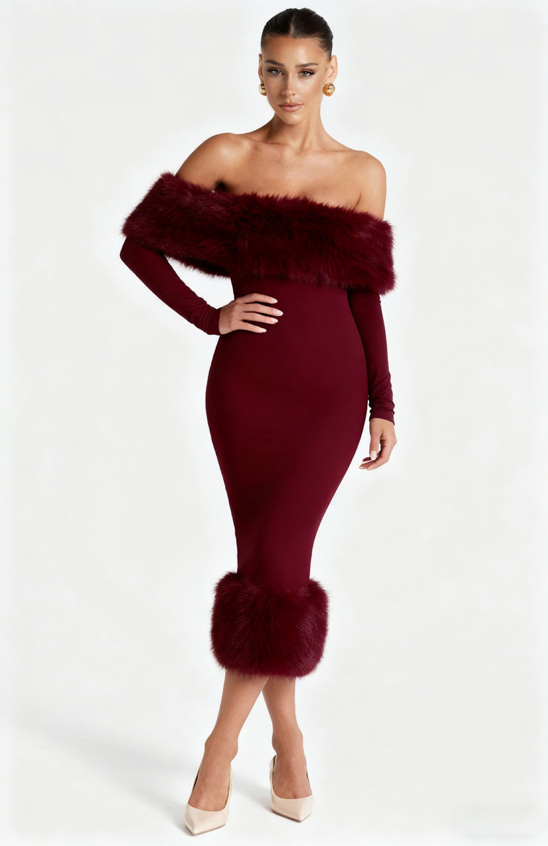 Kvinnens figursydde kjole med avtakbare faux fur-detaller Skjora