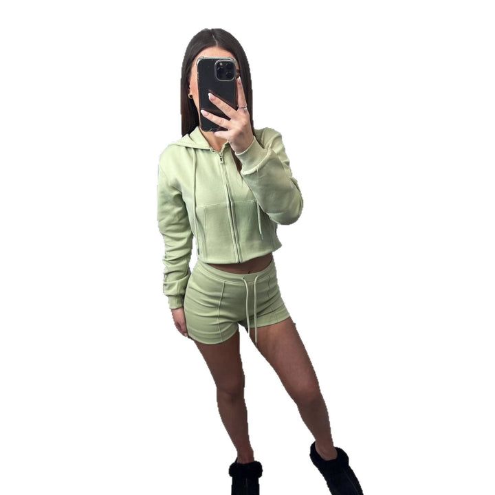 Kvinnors sportiga crop top och shorts set Skjora
