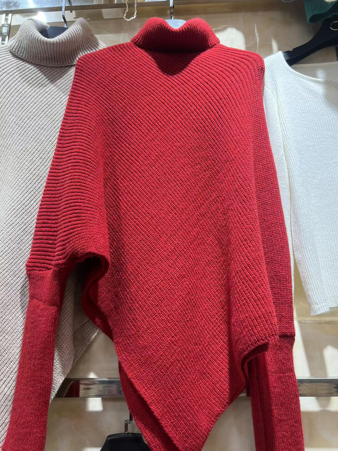 Kvinnes oversized strikket genser med asymmetrisk kutt og fin ribbestruktur Skjora