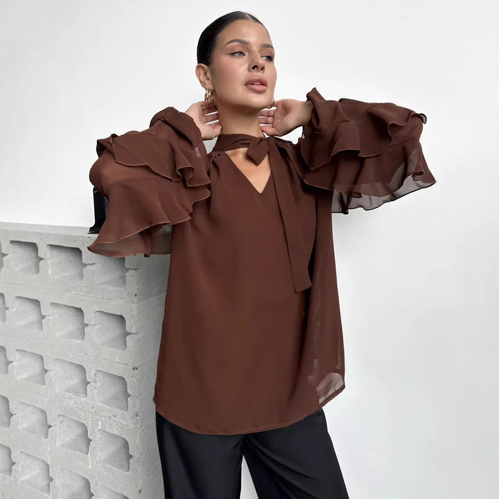 Kvinne chiffon bluse med volanger og moderne utringning Skjora