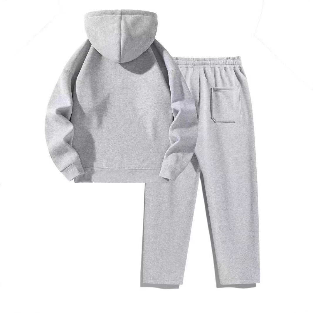 Kvinnens sporty hettegenser sett med praktisk zip jakke og komfortable joggebukser Skjora