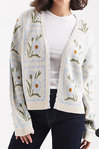 Damejakke med blomstermønster og elegante detaljer Skjora