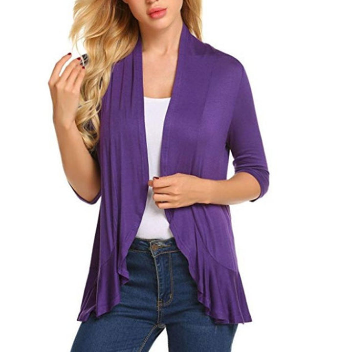 Kvinnelig Fashionable Cardigan med Asymmetrisk Snitt og Smigrende Detaljer Skjora