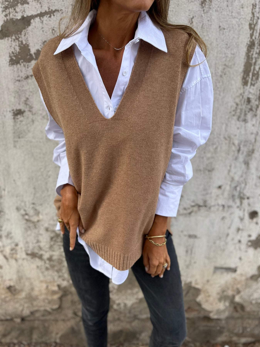 Damer elegant strikket vest med V-hals og fine ribbedetaljer Skjora