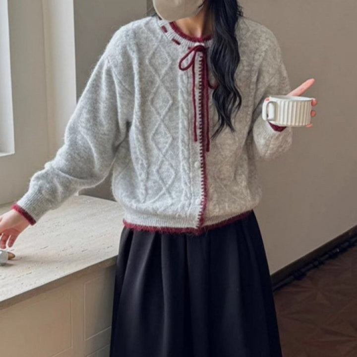 Kvinnens Koselige Cardigan med Dekorativ Kabelstrikk og Snor Drawstring