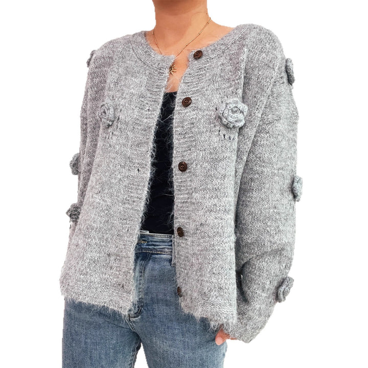 Kvinnenes koselige cardigan med blomsterapplikasjoner og knappelukking Skjora