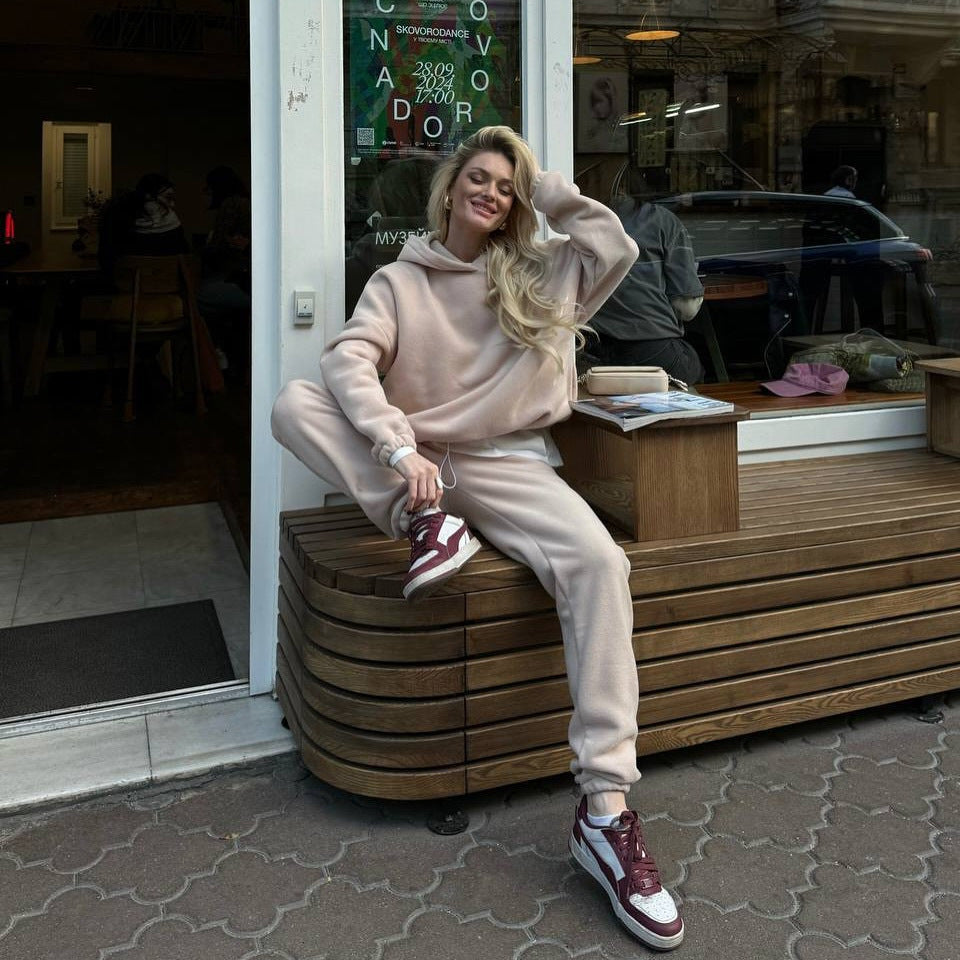 Kvinnens koselige fleece treningsdress med høye mansjetter og praktiske lommer Skjora