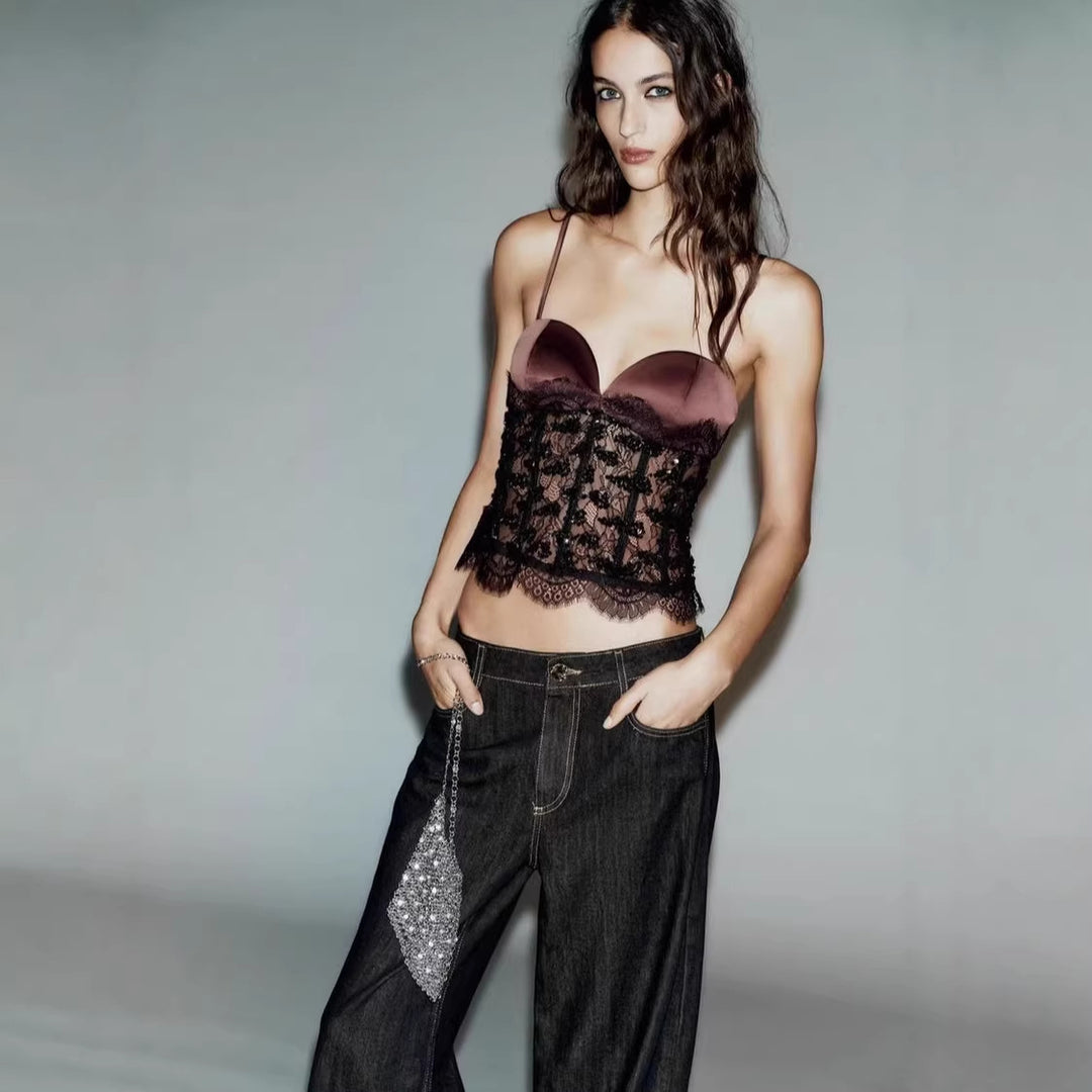 Dame spiss crop-top med hjerteformet utringning og elegant kant Skjora