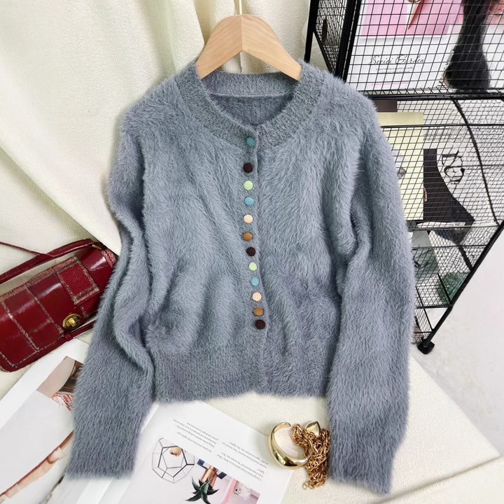 Kvinnelig fluffy cardigan med fargerike knapper og vid-kuttet design Skjora