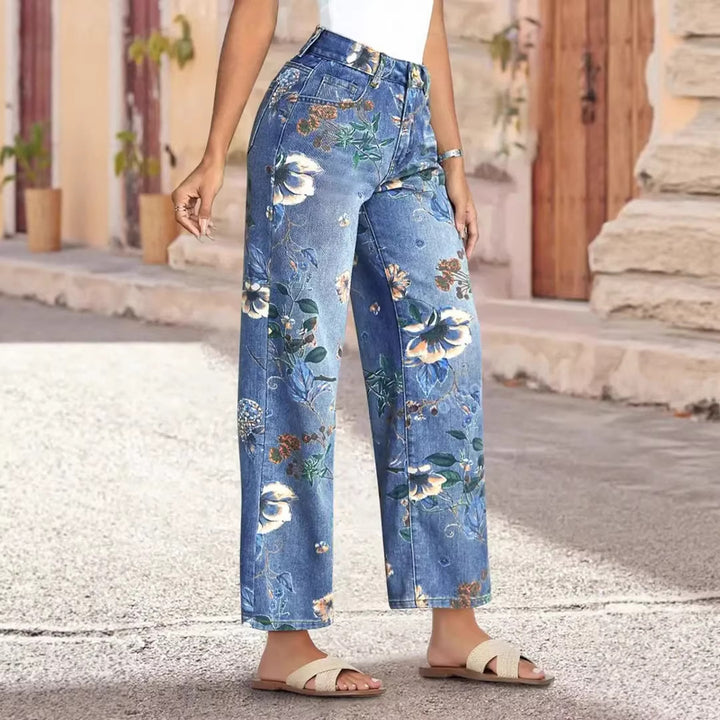 Kvinne vid skjæring jeans med blomstermønster og høy midje