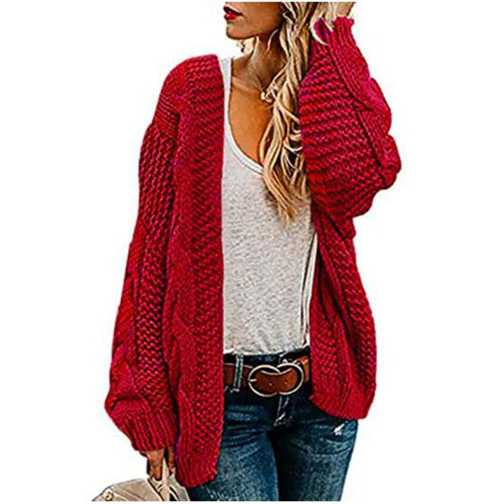 Kvinnelig chunky strikket cardigan med elegant kabelmønster og løs passform Skjora