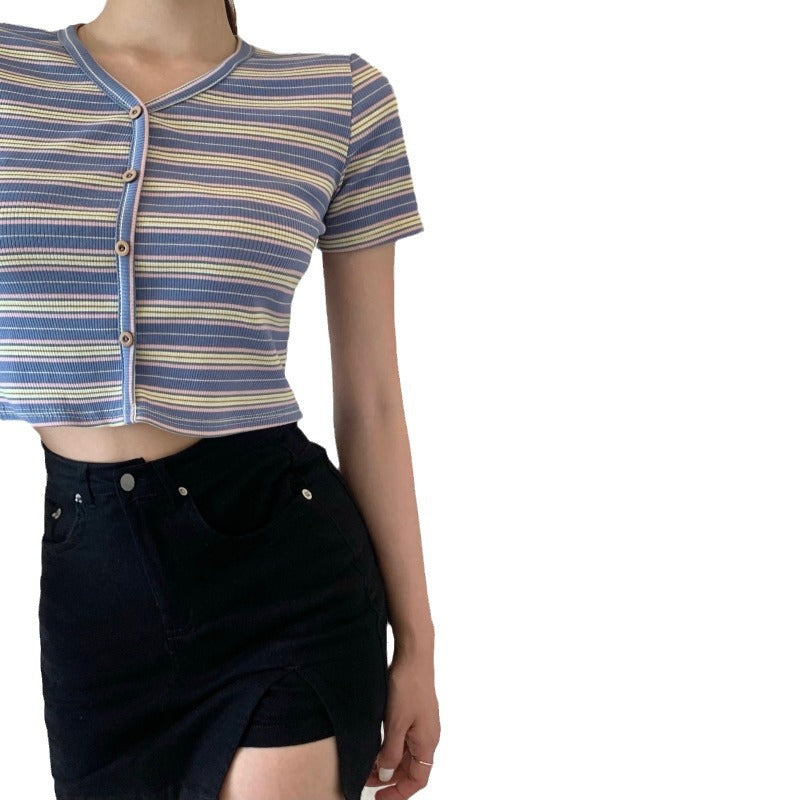 Kvinne cropped t-skjorte med moteriktig stripemønster og dekorative knapper
