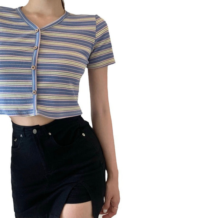 Kvinne cropped t-skjorte med moteriktig stripemønster og dekorative knapper