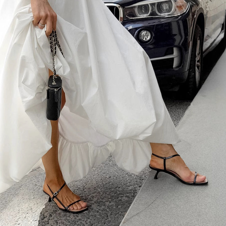 Dame strapless mai-kjole med elegant høy splitt og flytende skjørt Skjora