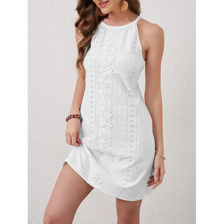 Dame sommerkjole med elegant cut-out-design og blomsterbroderi Skjora