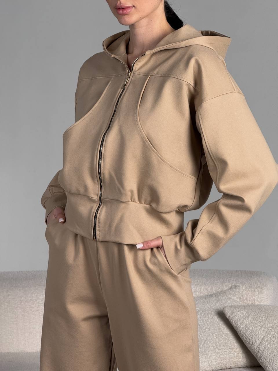 Kvinnenes sporty zip hettegenser med en løs passform og praktiske lommer Skjora