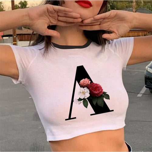 Dame cropped T-skjorte med blomstrede initialdesign Skjora