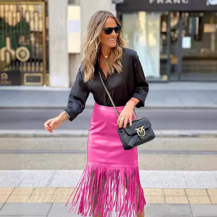 Kvinners fuchsia franje skjørt laget av faux skinn med en tettsittende silhuett og svingende design