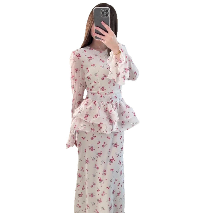 Kvinne maxi kjole med voluminøs peplum og blomsterdetaljer