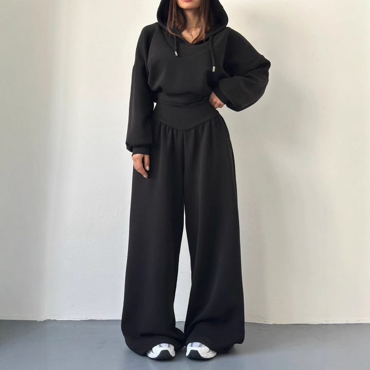 Kvinners avslappede sport loungewear-sett med kortet hettejakke og vide bukser Skjora