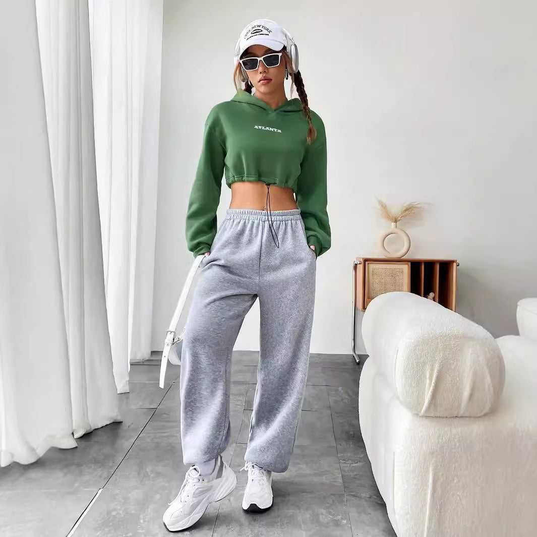 Damen cropped hettegenser med brodert tekst og snor Skjora