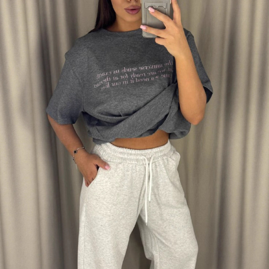 Kvinnens uformelle oversized T-skjorte med kreativt trykk Skjora