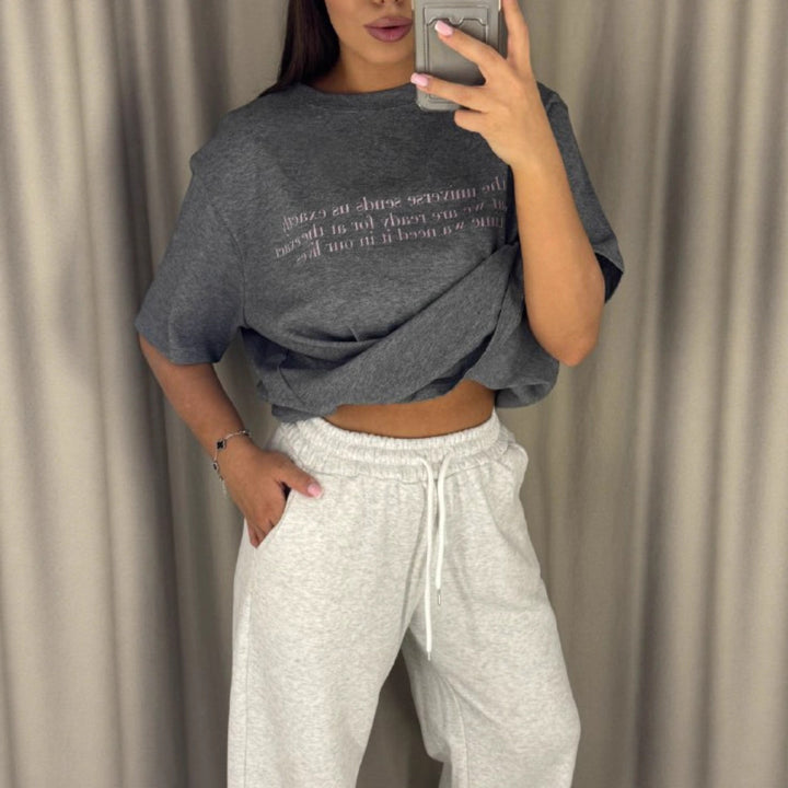 Kvinnens uformelle oversized T-skjorte med kreativt trykk Skjora