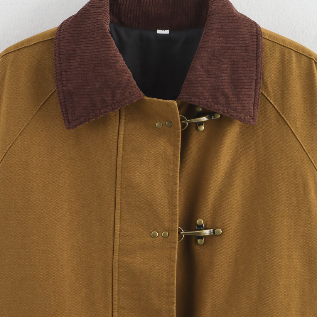 Kvinnes fashion utility jacket med lappe lommer og gulrot krage Skjora