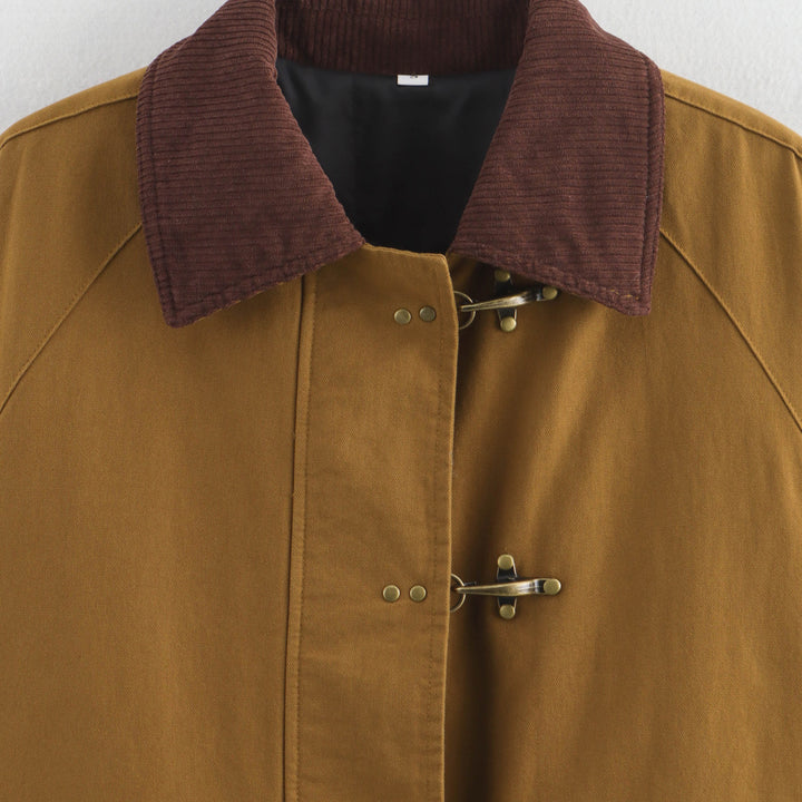 Kvinnes fashion utility jacket med lappe lommer og gulrot krage Skjora