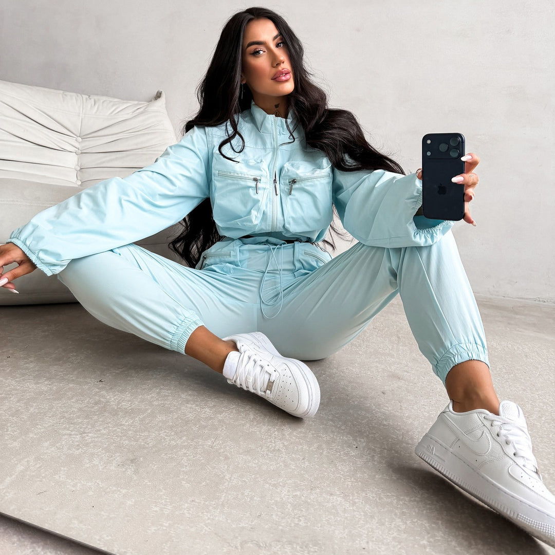 Kvinnelig urban sport loungewear-sett med stilfullt croppet topp og elastiske bukser Skjora